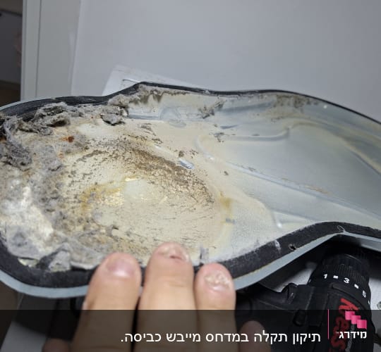 חלק מתכת עם לכלוך וכלי עבודה חשמלי